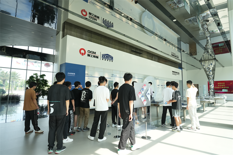 Die Liming Vocational University besuchte Fujian Quangong Machinery Co.,Ltd für ein Jobentwicklungsprogramm.