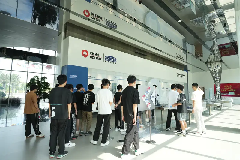 Die Liming Vocational University besuchte Fujian Quangong Machinery Co.,Ltd für ein Jobentwicklungsprogramm.