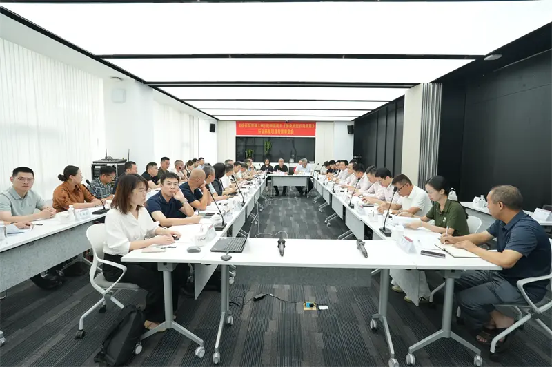 Führend bei der Entwicklung von Industriestandards! QGM war Gastgeber des Expertentreffens für die Industriestandards „Maschine zum Formen von steinähnlichen Betonziegeln (Platten)“ und „Form für Blockformmaschinen“.