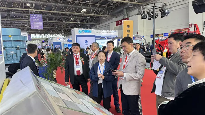 Goldener Herbst versammelt sich, um über intelligente Fertigung zu sprechen, Quangongs Stärke schafft Brillanz