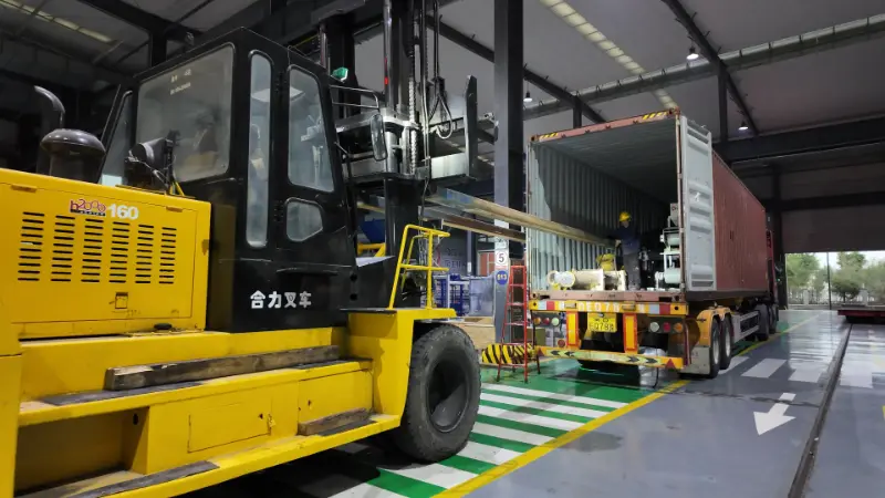 Riesige Schiffe wecken Vertrauen und intelligent gefertigte Ausrüstung ist auf dem Weg zu Zielen in der ganzen Welt.