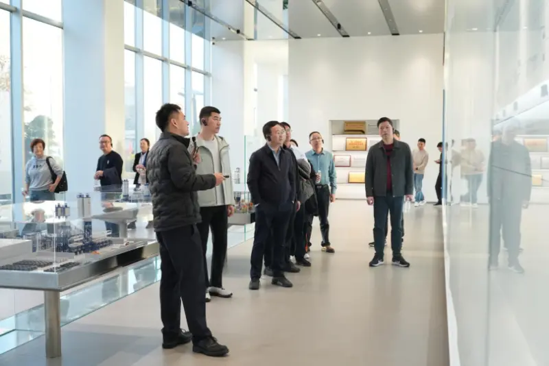 Eine Delegation von Führungskräften und Absolventen der Quanzhou No. 9 Middle School besuchte Quangong Machinery Co., Ltd. zum Austausch und zur Diskussion.