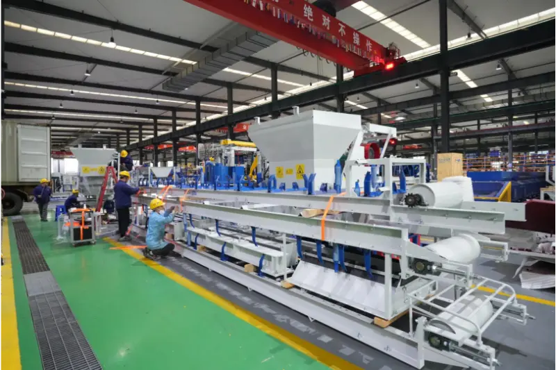 Der Frühling ist die perfekte Zeit für harte Arbeit und Fortschritt. Quangong Machinery Co., Ltd. ist mit dem Versand von Waren ins Ausland beschäftigt.