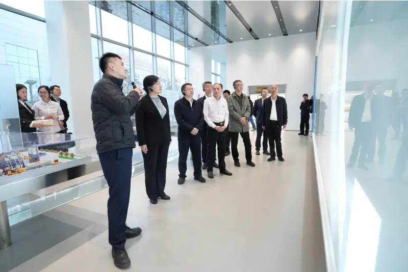 Herr Liu Min, stellvertretender Generaldirektor des Büros für Privatwirtschaft der Nationalen Entwicklungs- und Reformkommission (NDRC), und seine Delegation besuchten Quangong Machinery Co., Ltd. zu einer Inspektions- und Forschungsreise.