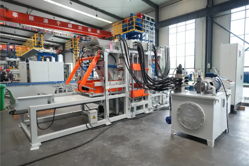 Die vollautomatische Ziegelproduktionslinie QT6 von Quangong Machinery Co., Ltd. ermöglicht eine hochprofitable Ziegelproduktion aus festen Abfällen